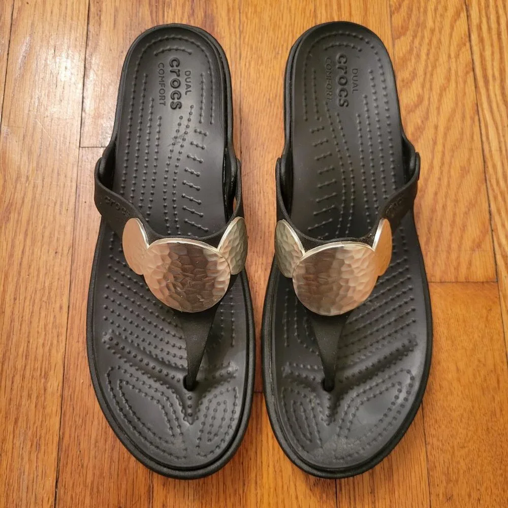 Crocs Comfort Black Thong Sandals Silver Hammered‎ Medallion 11 SANRAH